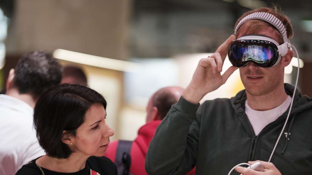 Visitor with VR on L& B 26